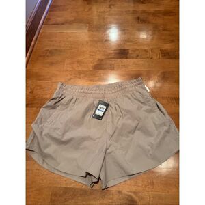 Women’s new with tags under Armour shorts size extra large beige loose fit